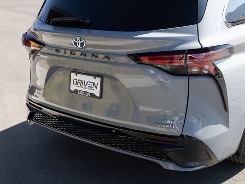 Used 2024 Toyota Sienna XSE w/ XSE Plus Package image 9