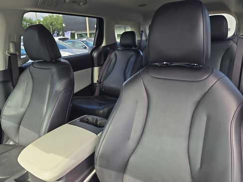 Used 2023 Kia Carnival LX FWD image 22