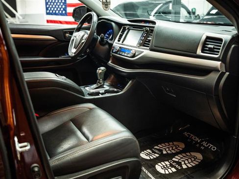 Used 2019 Toyota Highlander XLE FWD image 14