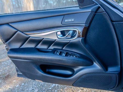 Used 2011 INFINITI M56 image 25