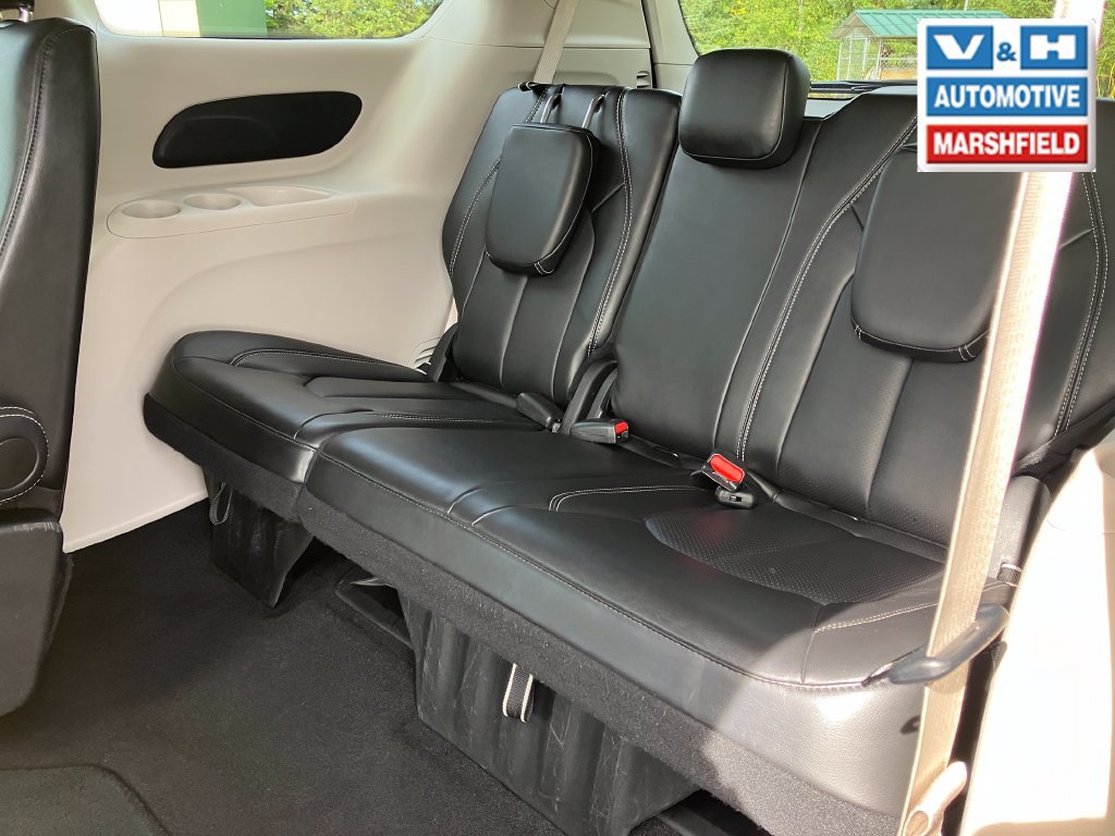 Used 2024 Chrysler Pacifica Touring-L FWD image 23