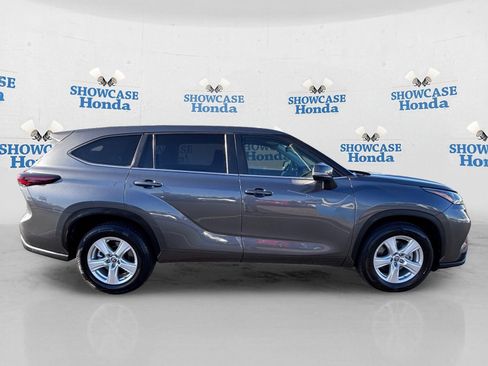 Used 2024 Toyota Highlander LE FWD image 9