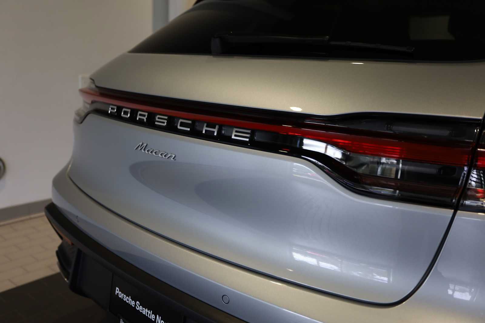 Used 2025 Porsche Macan AWD/4WD image 14