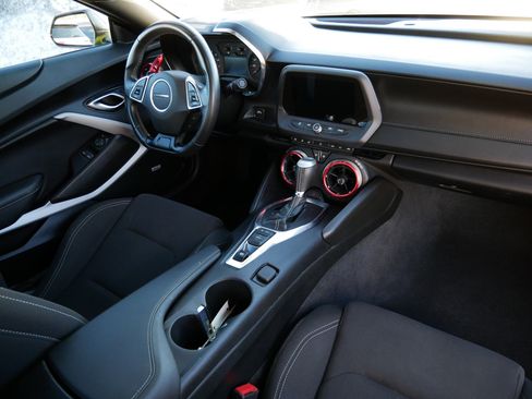 Used 2021 Chevrolet Camaro LT w/ Technology Package image 11