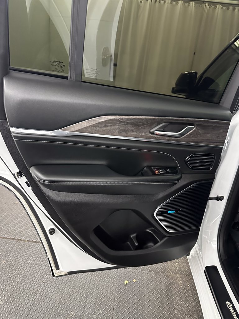 Used 2023 Jeep Grand Cherokee Overland AWD/4WD image 25
