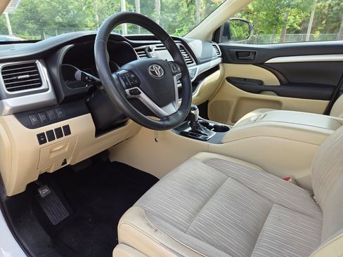 Certified 2019 Toyota Highlander Plus FWD image 28