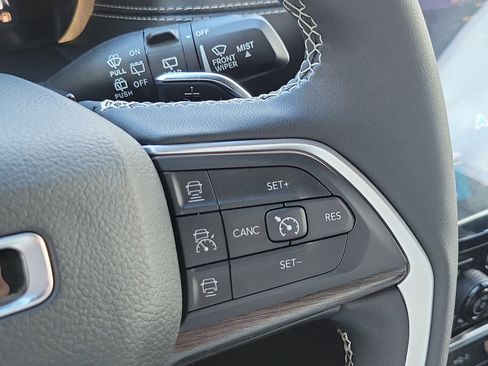 Used 2025 Jeep Grand Cherokee L Limited image 13