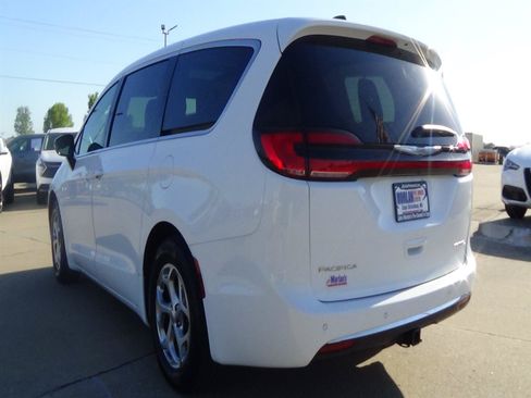 Used 2026 Chrysler Pacifica Limited FWD image 8