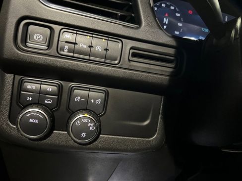 Used 2023 Chevrolet Suburban LT image 39