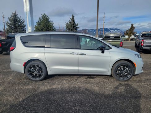 New 2026 Chrysler Pacifica Select w/ S Appearance Package AWD/4WD image 2