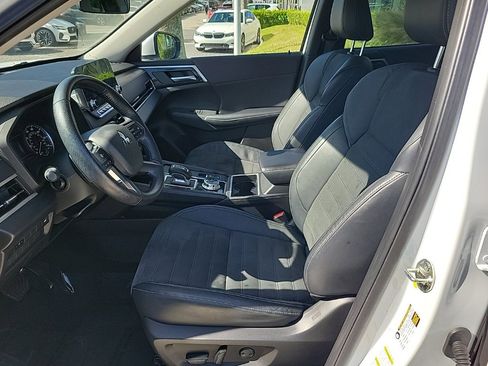 Used 2022 Mitsubishi Outlander SE image 12