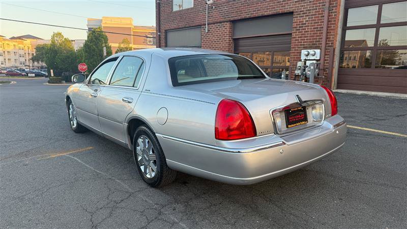 Used 2004 Lincoln Town Car Ultimate RWD image 16