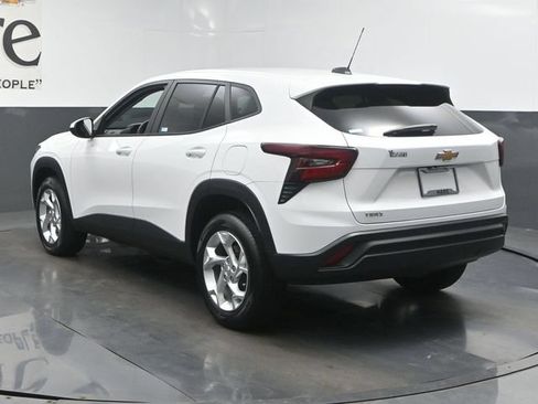 Used 2024 Chevrolet Trax LS w/ LS Convenience Package FWD image 40