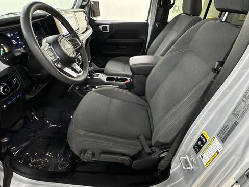 Used 2024 Jeep Wrangler Unlimited Sahara AWD/4WD image 21