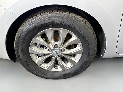 Used 2019 Kia Sedona L FWD image 35