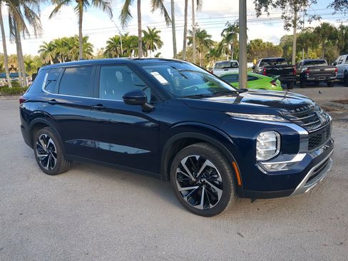 Used 2024 Mitsubishi Outlander SE Black Edition image 2