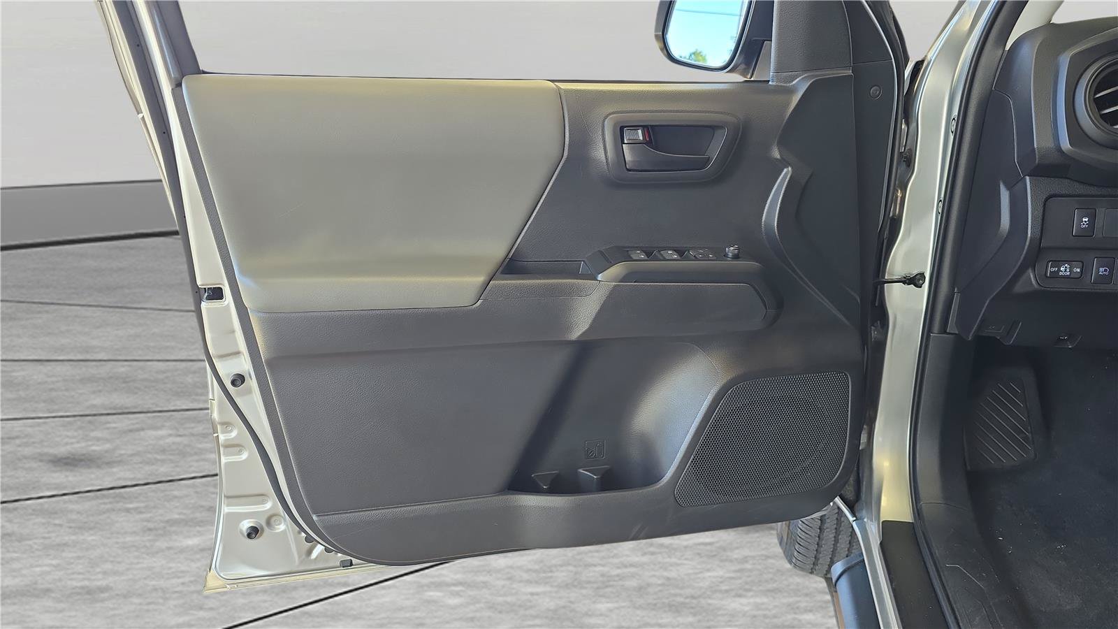 Used 2023 Toyota Tacoma SR AWD/4WD image 12