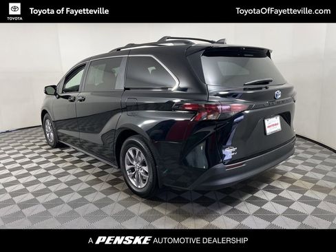 Used 2025 Toyota Sienna LE w/ LE Plus Package image 3