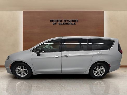 Used 2024 Chrysler Pacifica Touring-L image 3