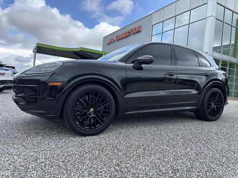 Used 2025 Porsche Cayenne S w/ Premium Package Plus AWD/4WD image 2