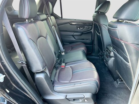 Used 2025 Honda Pilot Black Edition image 28