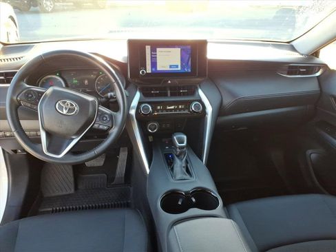 Used 2023 Toyota Venza LE image 12