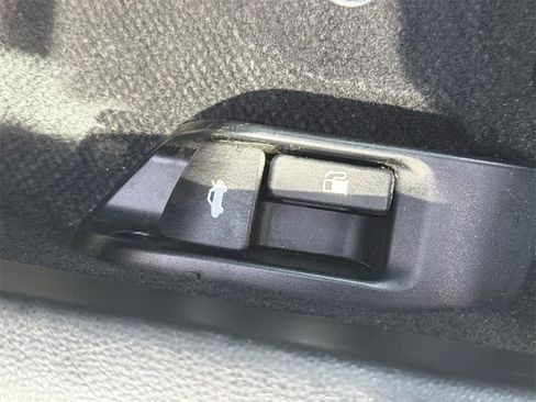 Used 2025 Toyota Corolla LE image 30