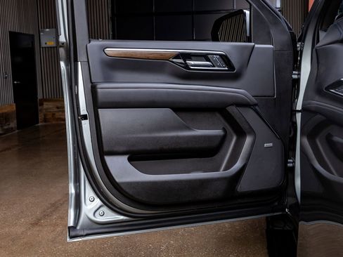 Used 2025 Chevrolet Tahoe High Country AWD/4WD image 37