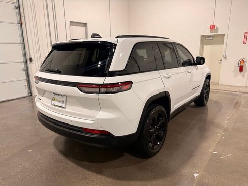 Used 2023 Jeep Grand Cherokee Altitude image 5