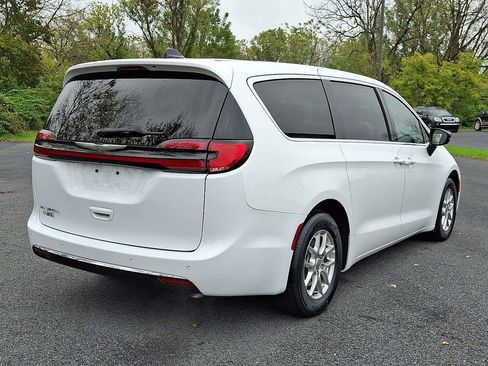 Used 2025 Chrysler Pacifica Select image 6