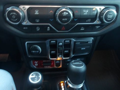 Used 2024 Jeep Gladiator Sport image 15