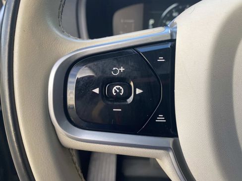 Used 2019 Volvo XC90 T5 Momentum w/ Protection Package Premier image 19