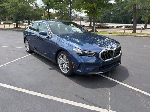 Used 2024 BMW 530i xDrive w/ Convenience Package AWD/4WD image 3