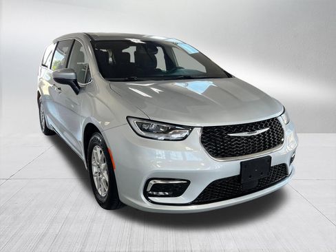 Used 2023 Chrysler Pacifica Touring FWD image 4