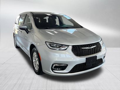 Used 2023 Chrysler Pacifica Touring