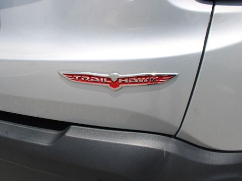 Used 2016 Jeep Renegade Trailhawk w/ Premium Trailhawk Package AWD/4WD image 5