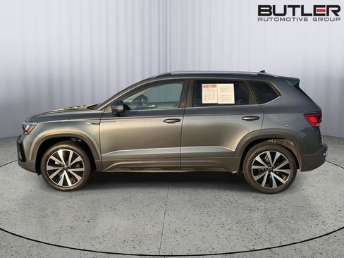 Used 2023 Volkswagen Taos SE FWD image 3