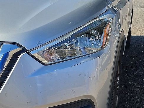 Used 2019 Nissan Kicks SV image 3