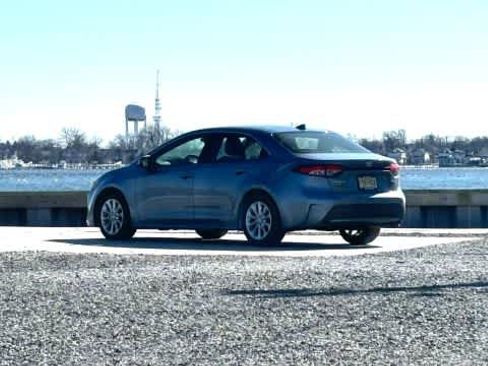 Used 2020 Toyota Corolla XLE image 6