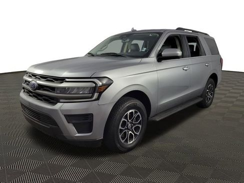 Used 2024 Ford Expedition XLT image 3