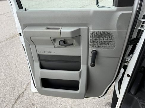 Used 2015 Ford E-350 and Econoline 350 Super Duty RWD image 16