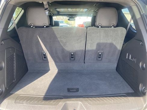 Used 2023 GMC Yukon SLT w/ SLT Premium Package image 17