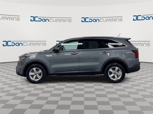 Used 2023 Kia Sorento LX image 5