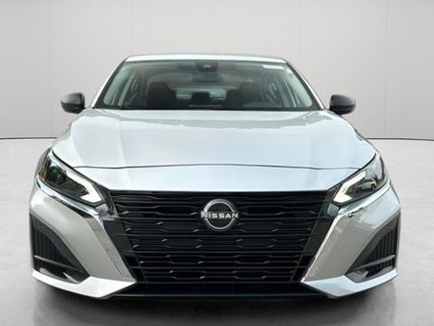Used 2024 Nissan Altima 2.5 SV FWD image 11