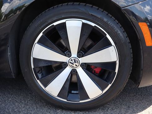 Used 2013 Volkswagen Beetle 2.0T FWD image 41