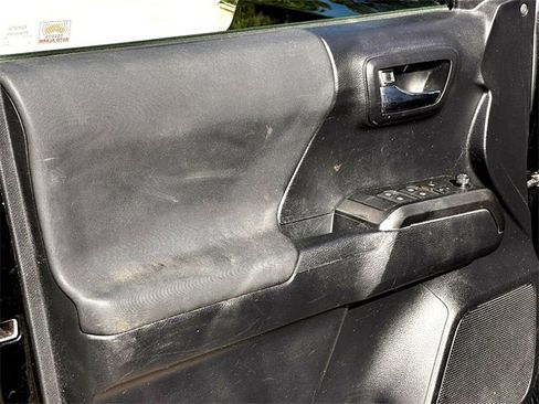 Used 2019 Toyota Tacoma TRD Sport image 11