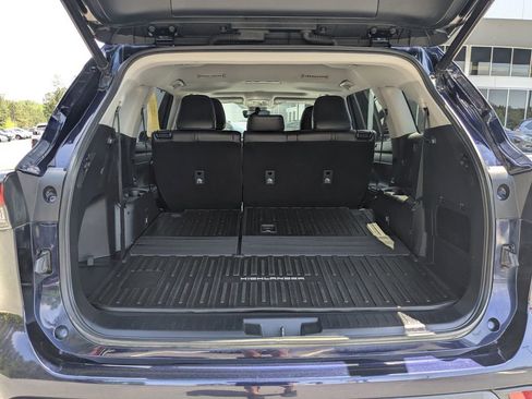 Used 2021 Toyota Highlander XLE FWD image 13