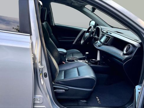 Used 2018 Toyota RAV4 Limited AWD/4WD image 8