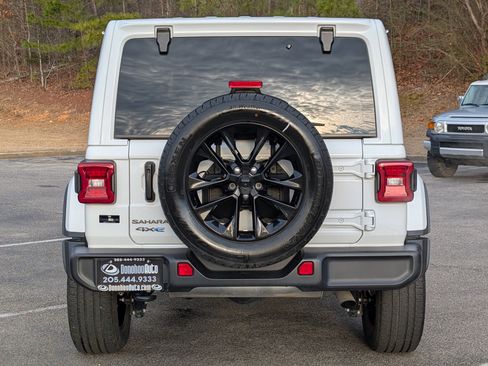 Used 2025 Jeep Wrangler Sahara AWD/4WD image 8