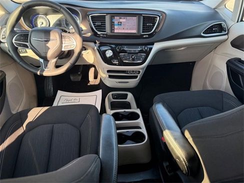 Used 2024 Chrysler Voyager LX image 12